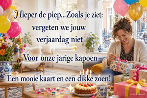 Een lachende vrouw opent een cadeau naast een taart met kaarsjes, omringd door ballonnen, met de tekst Hieper de piep en verjaardagswensen voor de jarige kapoen.