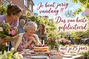 Een oudere vrouw zit met gasten rond een verjaardagstaart in de tuin, met de tekst Je bent jarig vandaag !! Dus van harte gefeliciteerd met je 75 jaar.