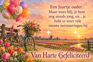 Een fiets met ballonnen en een bloemenmand staat in de lente langs tulpenvelden bij zonsondergang, met de tekst Van Harte Gefeliciteerd.