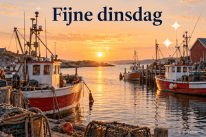 Rood-witte vissersboten in een rustig haventje met kreeftenfuiken op de kade bij zonsopkomst, met de tekst Fijne dinsdag.
