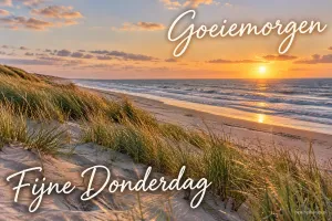De opkomende zon verlicht de zee en het helmgras op een strand in de zomer, met de tekst Goeiemorgen Fijne Donderdag.