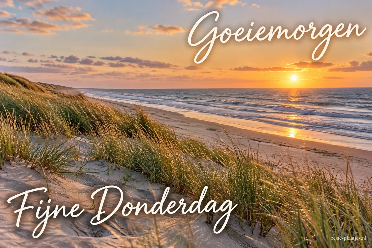 De opkomende zon verlicht de zee en het helmgras op een strand in de zomer, met de tekst Goeiemorgen Fijne Donderdag.