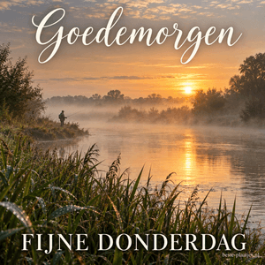 Een visser staat aan de oever van een mistige rivier terwijl de zon het water goud kleurt, met de tekst Goedemorgen FIJNE DONDERDAG.