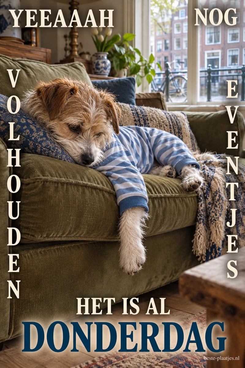 Een hond in een blauw gestreepte pyjama hangt slaperig over een groene bank, met de tekst YEEAAAH NOG EVENTJES VOLHOUDEN HET IS AL DONDERDAG.
