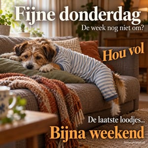 Een vermoeide hond in een gestreepte pyjama ligt op een bank, met de teksten Fijne donderdag, Hou vol en Bijna weekend.