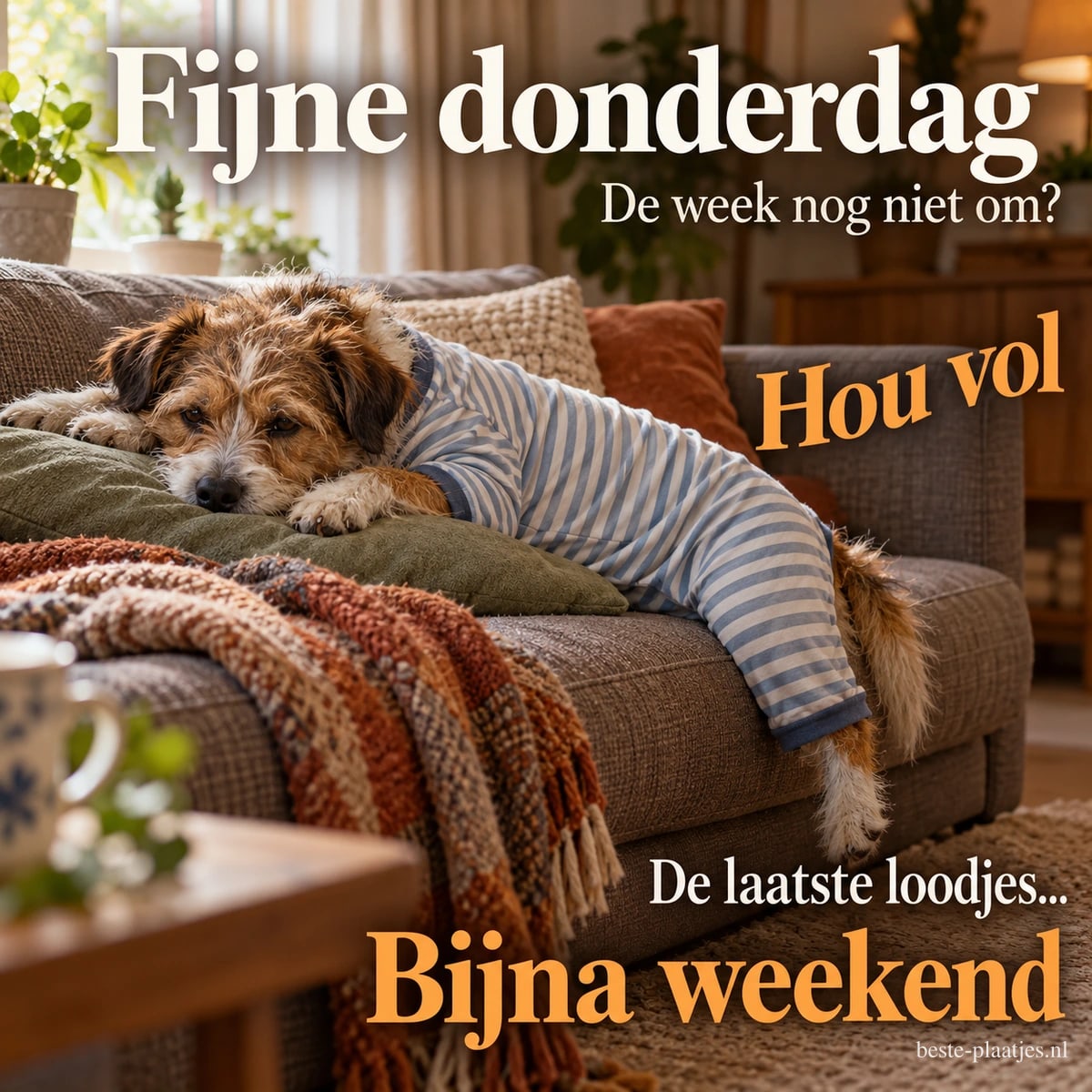 Een vermoeide hond in een gestreepte pyjama ligt op een bank, met de teksten Fijne donderdag, Hou vol en Bijna weekend.