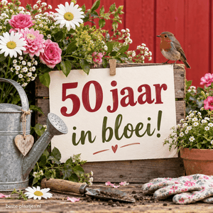 Een houten verjaardagsbord staat tussen bloemen en tuingereedschap.