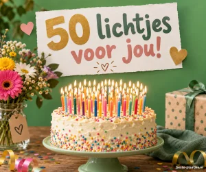 Een taart met vijftig kaarsjes staat tussen bloemen en cadeaus.