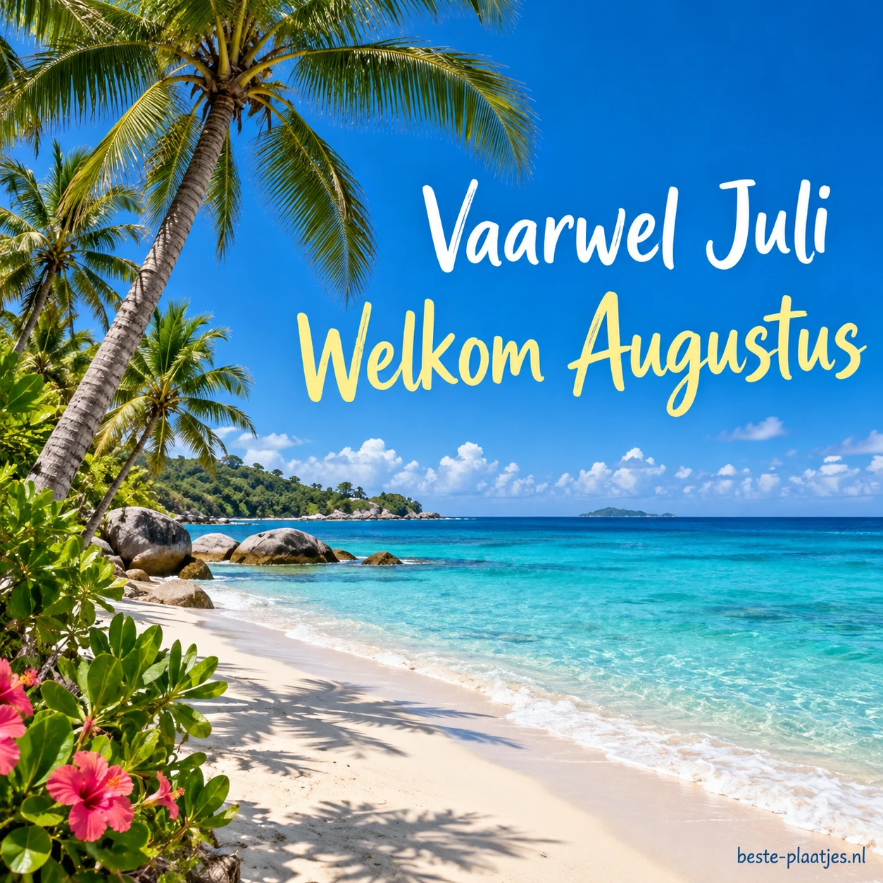 Een leeg tropisch strand ligt tussen palmen en turquoise water. Een leeg tropisch strand ligt tussen palmen en turquoise water.