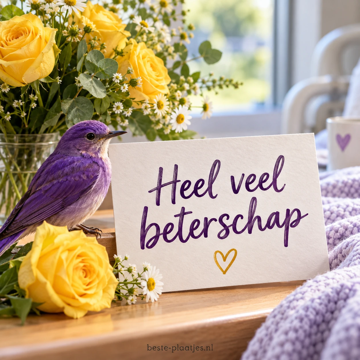 Een paars vogeltje zit tussen gele rozen bij een beterschapskaart. Een paars vogeltje zit tussen gele rozen bij een beterschapskaart.
