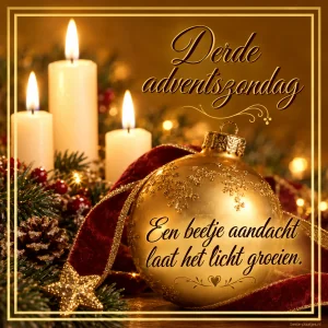 Gouden kerstversieringen en drie kaarsvlammen brengen een adventsgroet vol aandacht.