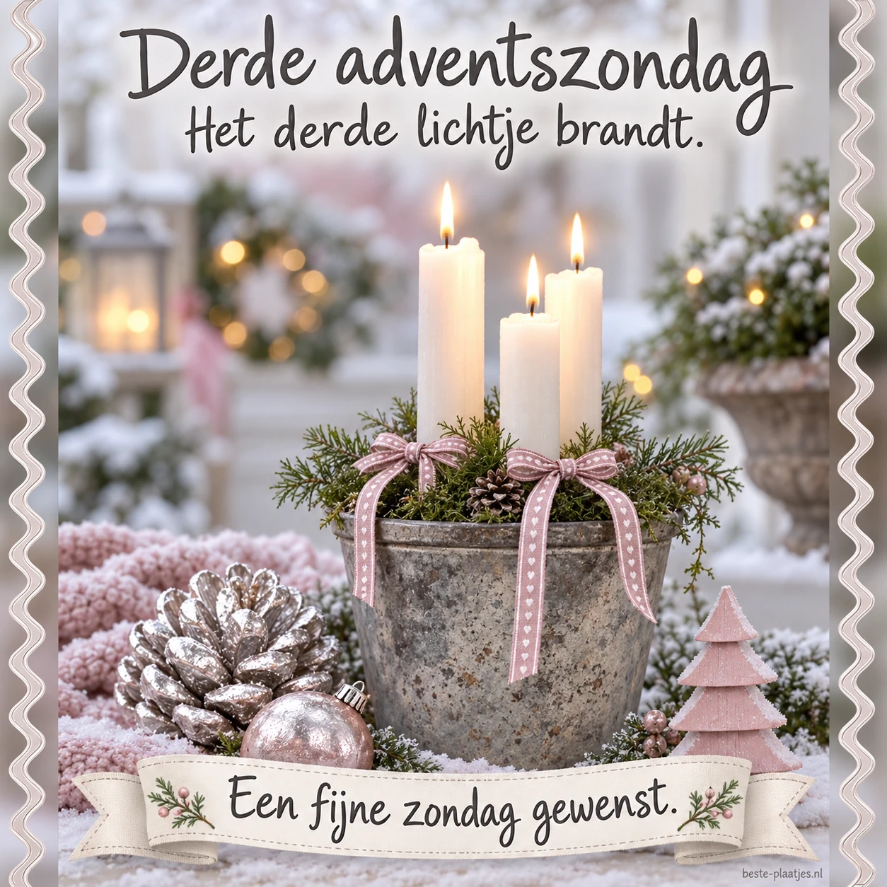 Drie brandende kaarsen in een metalen pot staan tussen zachte adventsdecoraties.