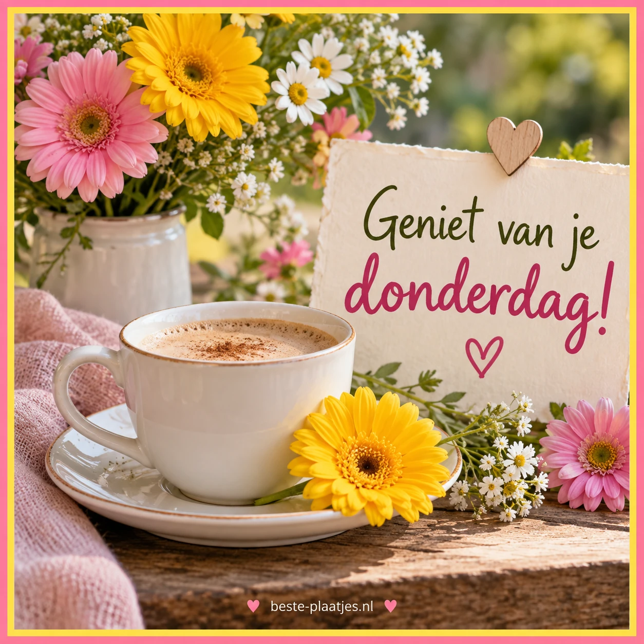 Witte kop en schotel met gele bloem, omlijst met roze en gele rand en kleurrijke bloemen.