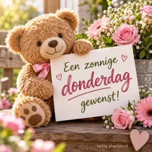 Een schattig knuffelbeerfiguurtje met roze bloemen.