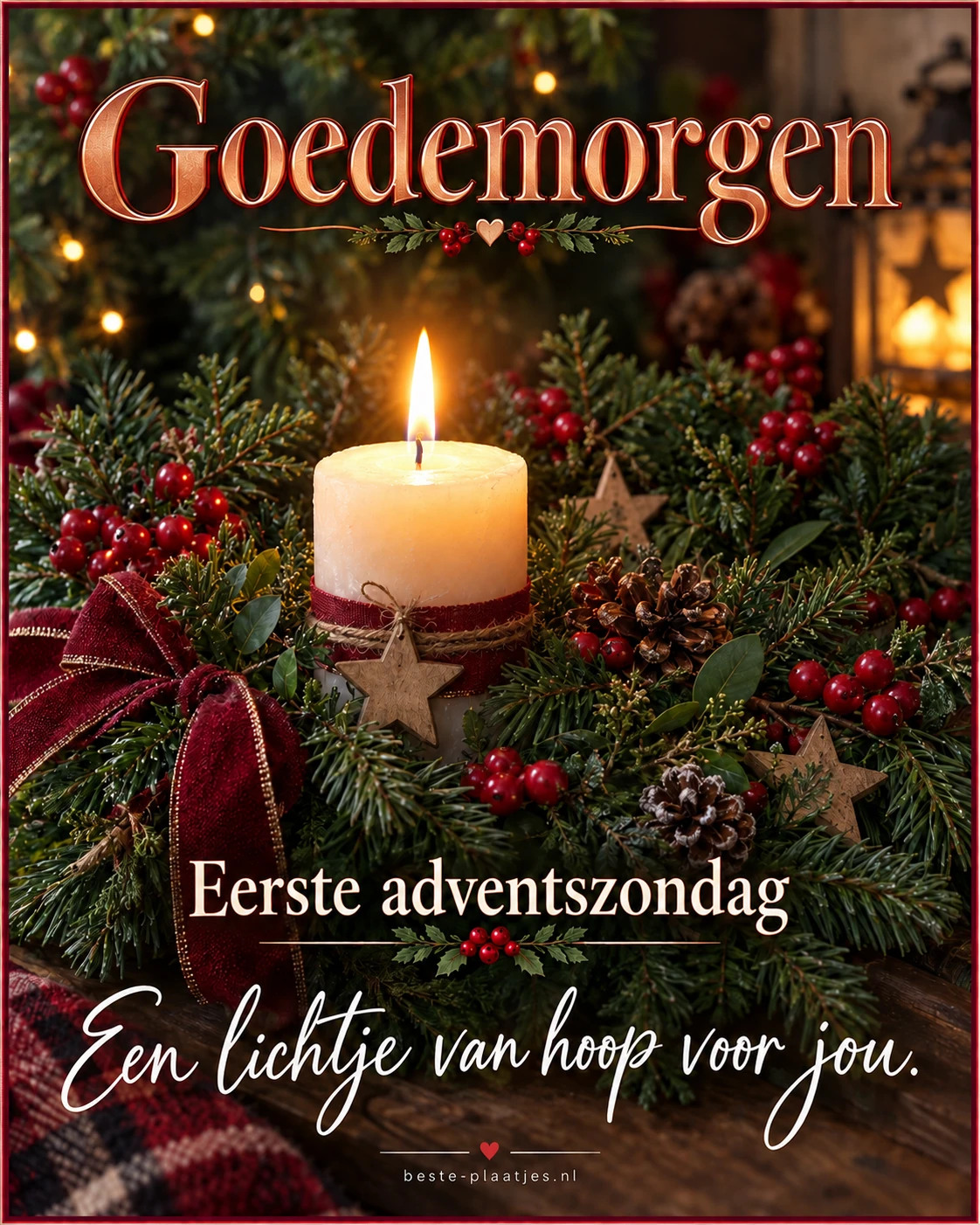 Een kaars tussen dennengroen en rode besjes brengt een goedemorgengroet voor de eerste adventszondag.
