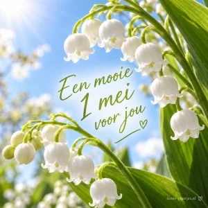 Witte meiklokjes hangen tegen een zonnige blauwe lucht.