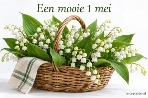 Een lage rieten mand is gevuld met witte meiklokjes en groene bladeren.