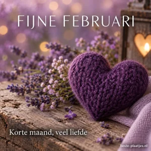 Een paars gebreid hart ligt op een houten plank.