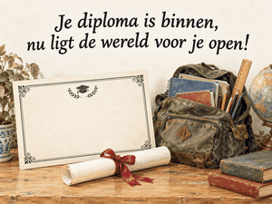 Een diploma en schooltas met boeken staan samen op een houten tafel.