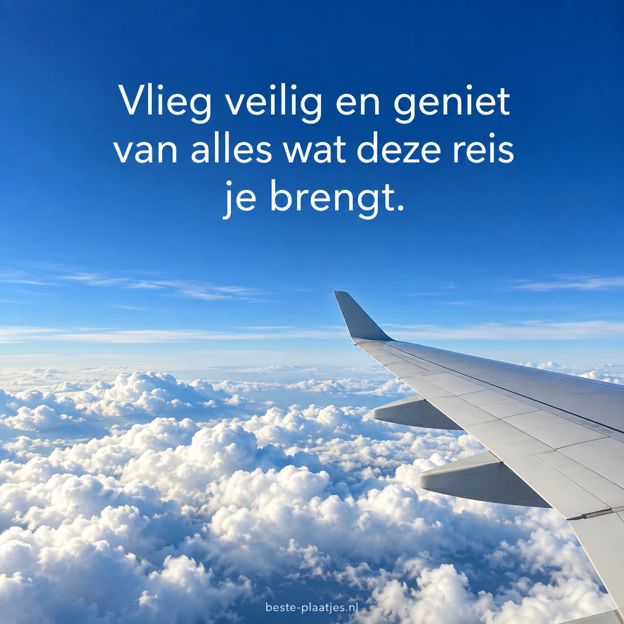 Een vliegtuigvleugel steekt boven witte wolken af tegen een blauwe lucht.