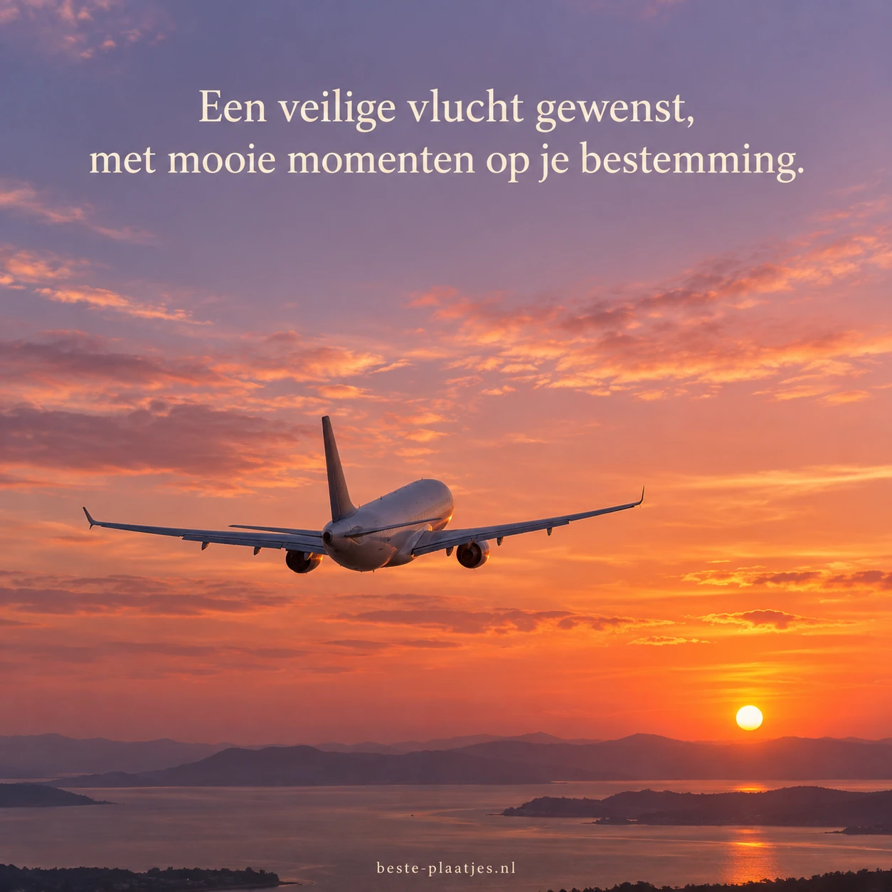 Een passagiersvliegtuig stijgt op boven zee in de warme avondlucht.