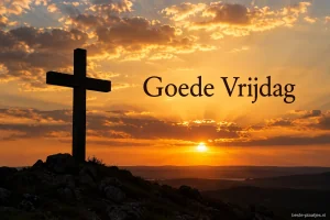 Een silhouet van een kruis staat tegen een gouden zonsondergang.