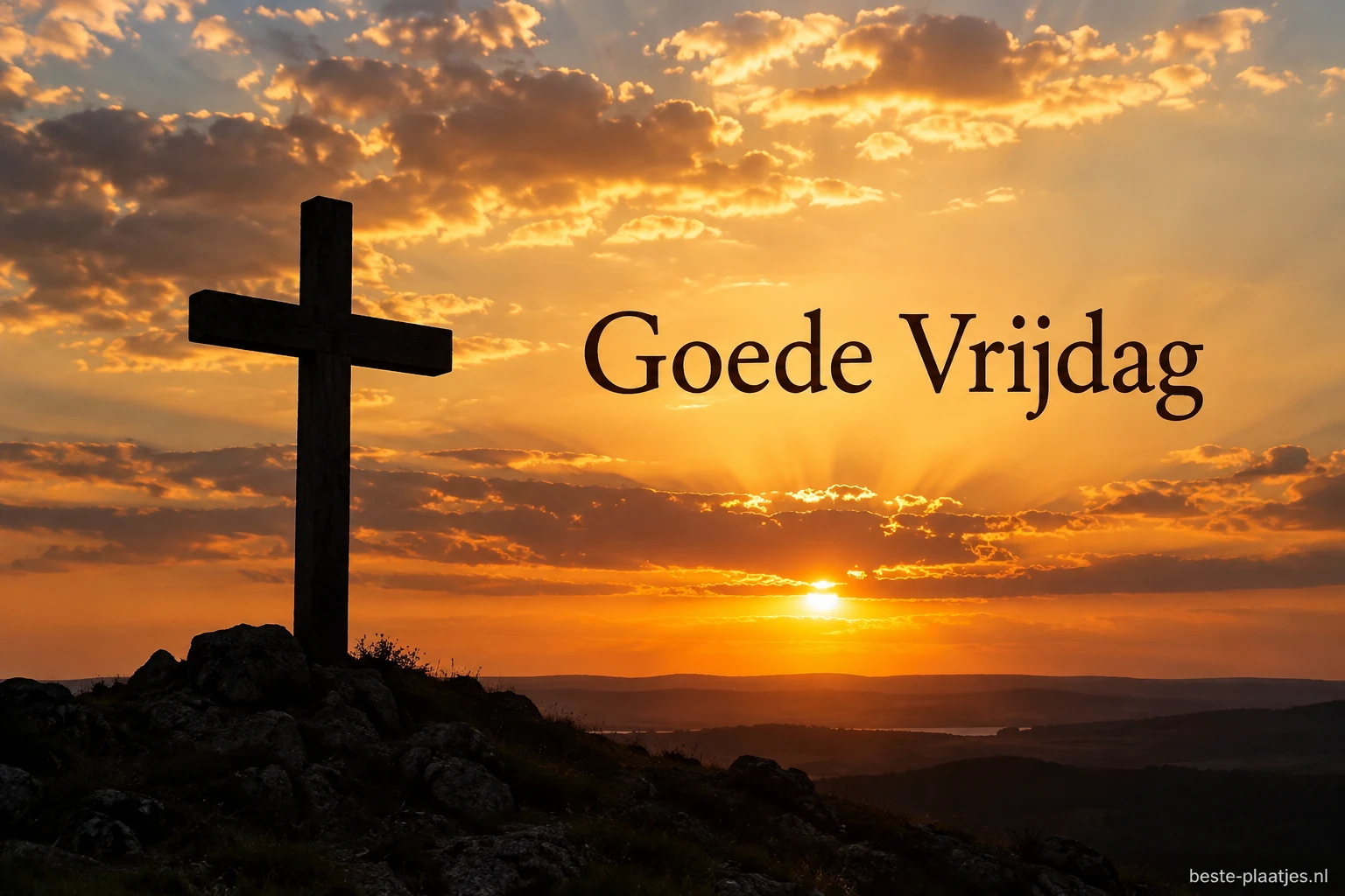 Een silhouet van een kruis staat tegen een gouden zonsondergang. Een silhouet van een kruis staat tegen een gouden zonsondergang.