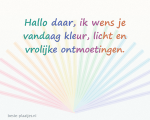 Een kleurrijke groet zweeft boven waaiervormige zachte regenboogstrepen.
