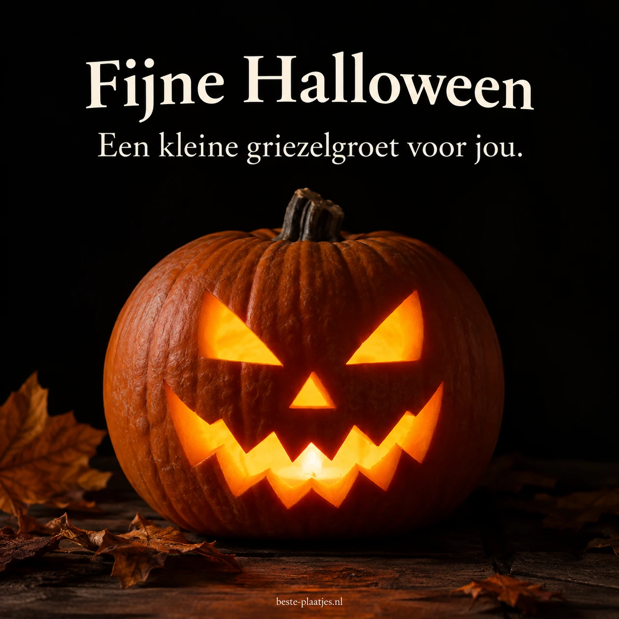 Een uitgesneden pompoen met een ondeugend gezicht brengt een Halloweenwens. Een uitgesneden pompoen met een ondeugend gezicht brengt een Halloweenwens.