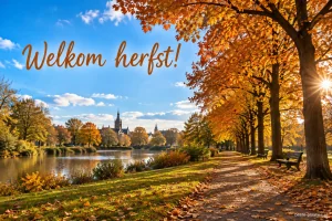 Een zonnig wandelpad volgt een meer onder goudkleurige bomen.