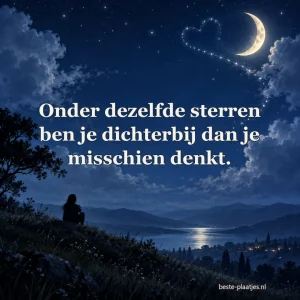Onder een blauwe nachthemel kijkt een kleine figuur naar maan en sterren.
