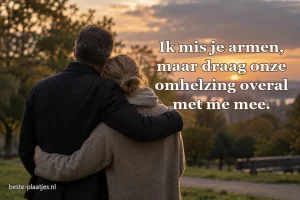 Twee mensen omhelzen elkaar tijdens een stille zonsondergang in het park.