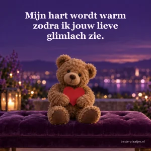 Een teddybeer met een rood papieren hart zit op een paarse bank.