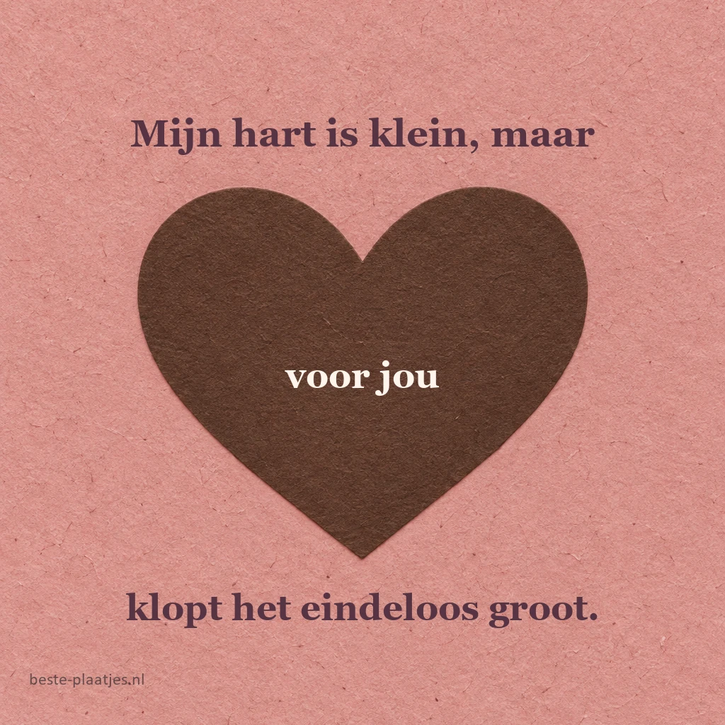 Een groot bruin papierhart ligt op oudroze papier met zichtbare vezels. Een groot bruin papierhart ligt op oudroze papier met zichtbare vezels.