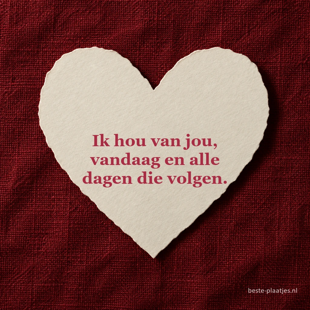 Een wit papieren hart ligt midden op dieprode geweven stof. Een wit papieren hart ligt midden op dieprode geweven stof.