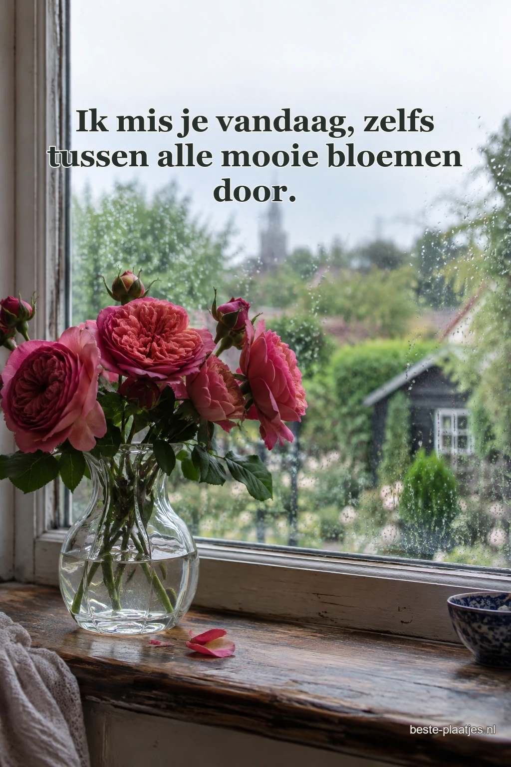 Een glazen vaas met rozerode rozen staat op een houten vensterbank voor een regenachtige tuin. Een glazen vaas met rozerode rozen staat op een houten vensterbank voor een regenachtige tuin.