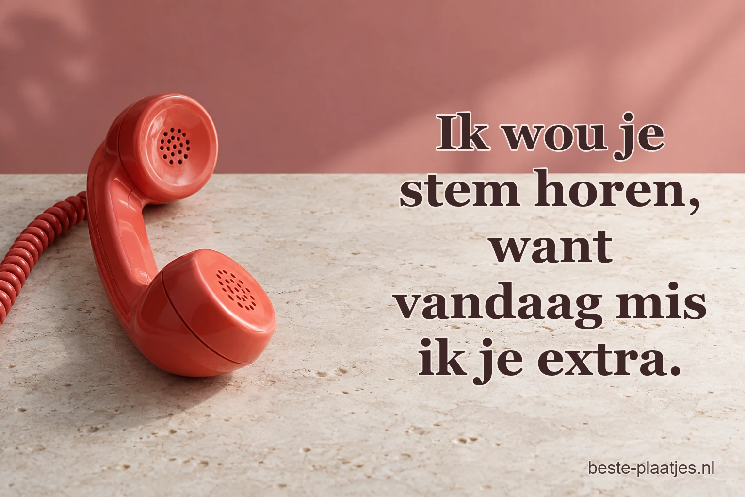 Een koraalrode telefoonhoorn ligt stil op een lichte stenen tafel. Een koraalrode telefoonhoorn ligt stil op een lichte stenen tafel.