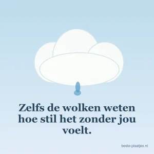 Een lichtblauwe wolk met een enkele regendruppel zweeft voor een blauwe lucht.