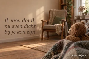 Een kleine bruine knuffelbeer zit bij een lege stoel in warm licht.