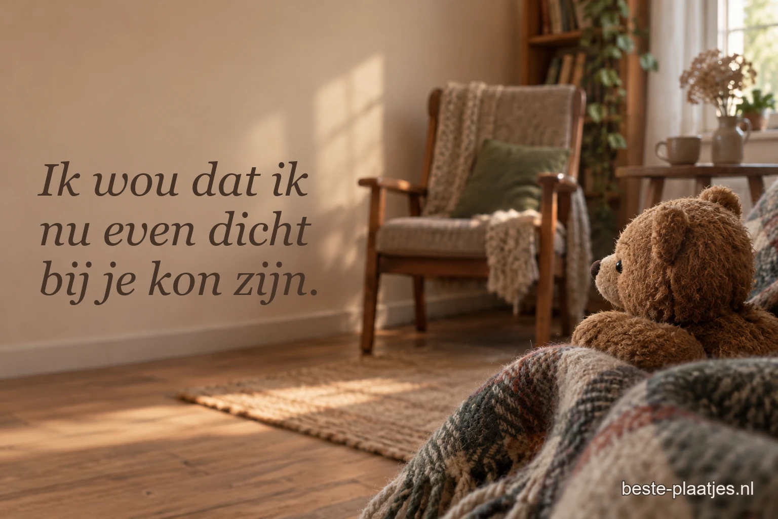 Een kleine bruine knuffelbeer zit bij een lege stoel in warm licht. Een kleine bruine knuffelbeer zit bij een lege stoel in warm licht.