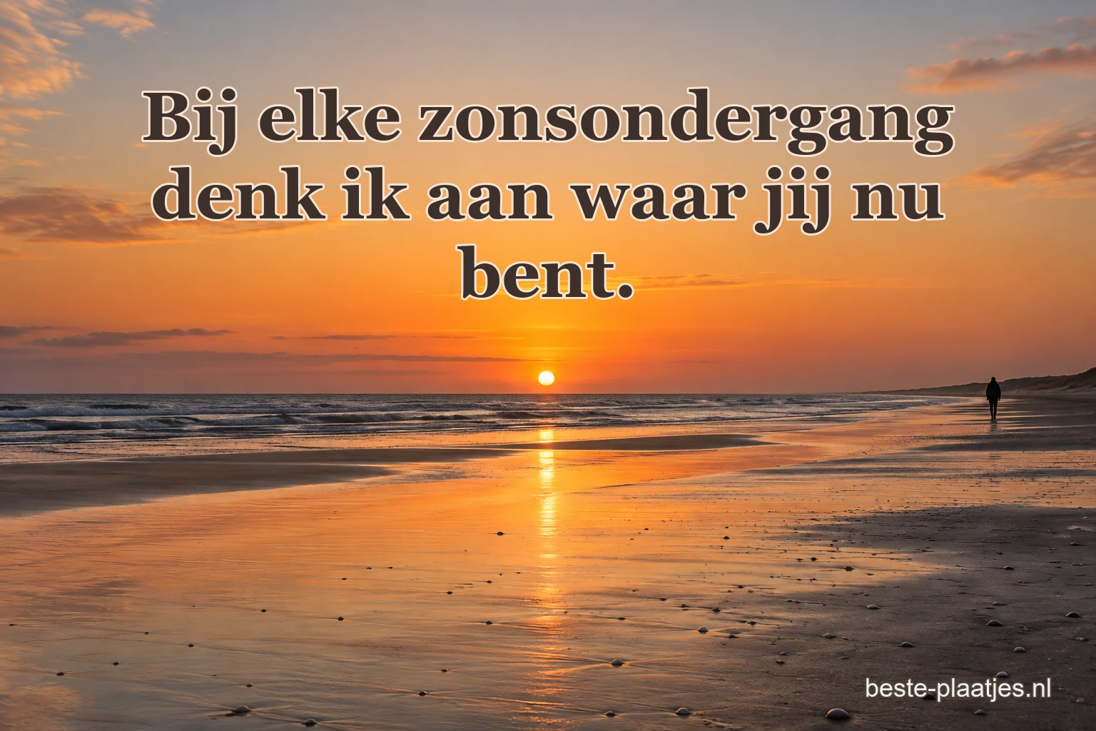Een eenzame wandelaar loopt langs het natte strand bij een oranje zonsondergang. Een eenzame wandelaar loopt langs het natte strand bij een oranje zonsondergang.