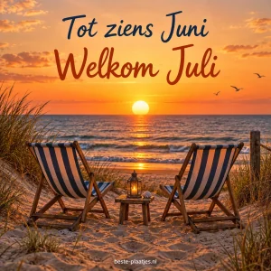 Twee gestreepte strandstoelen kijken uit over de zee bij zonsondergang.