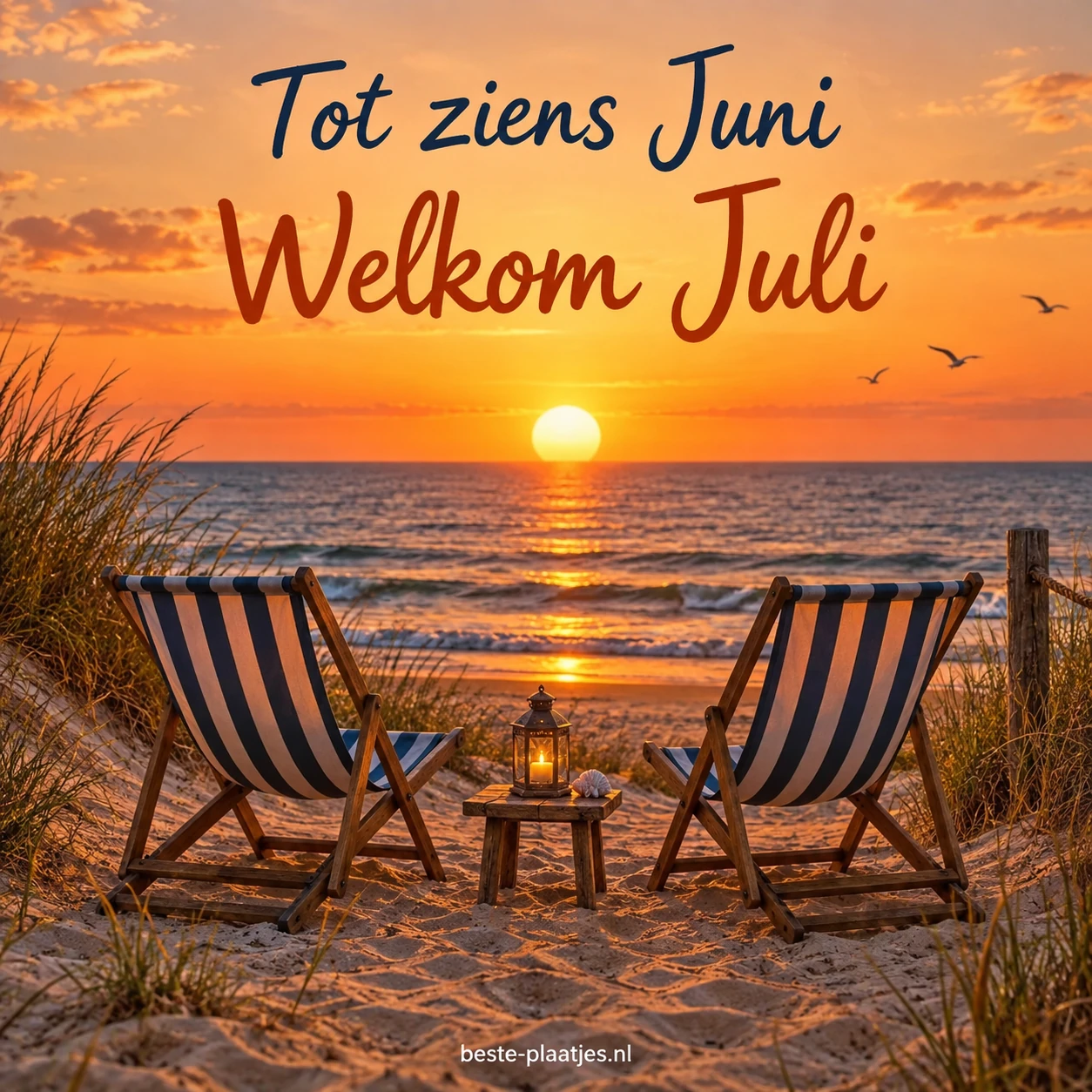 Twee gestreepte strandstoelen kijken uit over de zee bij zonsondergang. Twee gestreepte strandstoelen kijken uit over de zee bij zonsondergang.