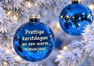 Blauwe kerstballen tussen witte takken brengen een kerst- en nieuwjaarsgroet.