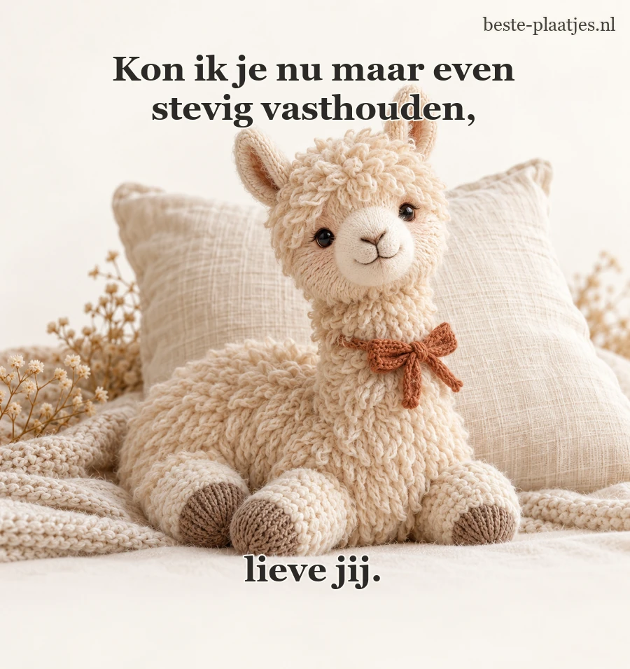 Een gebreide alpaca rust tegen een zacht linnen kussen. Een gebreide alpaca rust tegen een zacht linnen kussen.