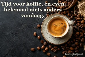 Een espressokopje staat op donkere leisteen tussen koffiebonen.