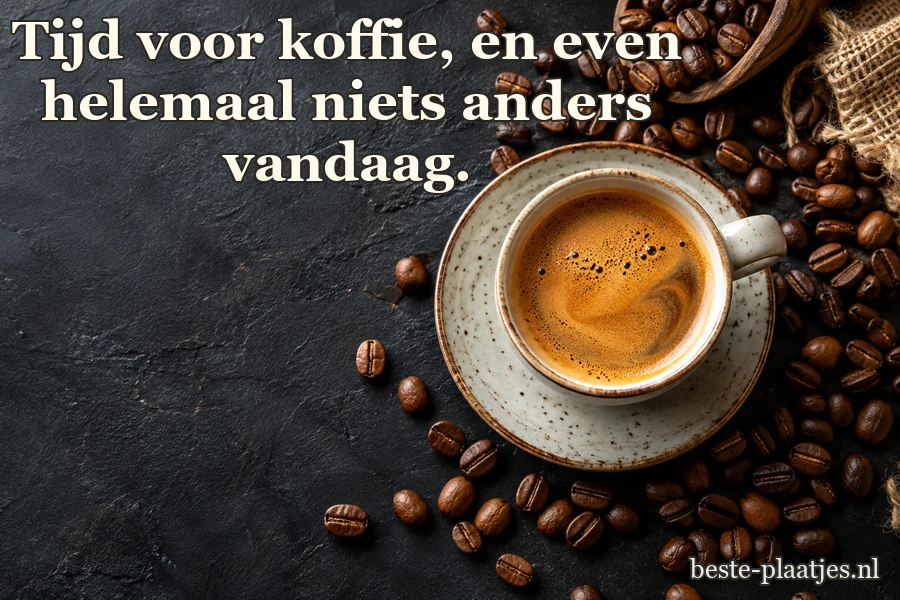 Een espressokopje staat op donkere leisteen tussen koffiebonen. Een espressokopje staat op donkere leisteen tussen koffiebonen.