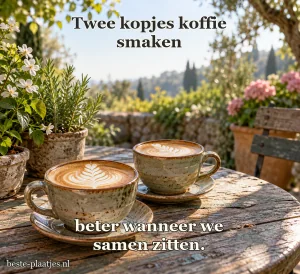 Twee flat whites staan op een verweerde tuintafel.