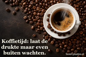 Een wit kopje zwarte koffie staat tussen geroosterde bonen.