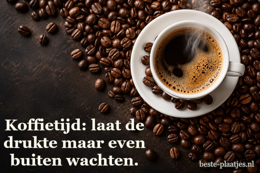 Een wit kopje zwarte koffie staat tussen geroosterde bonen. Een wit kopje zwarte koffie staat tussen geroosterde bonen.